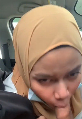Ukhti Jilboob Gede Ngisep di Mobil